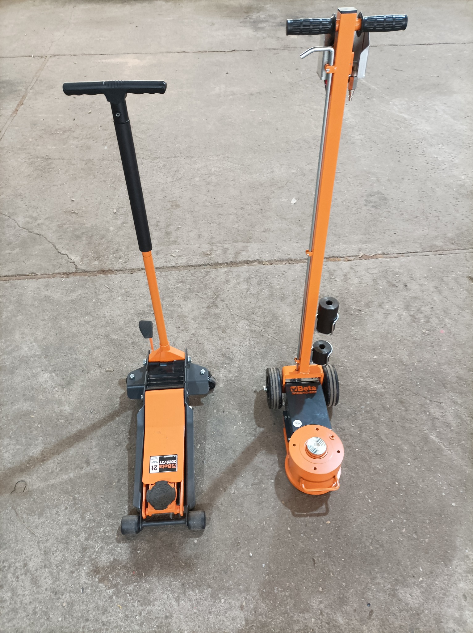 Crics hydrauliques orange pour levage auto chez md-services-mecanique-hydraulique-aveyron, atelier en Aveyron