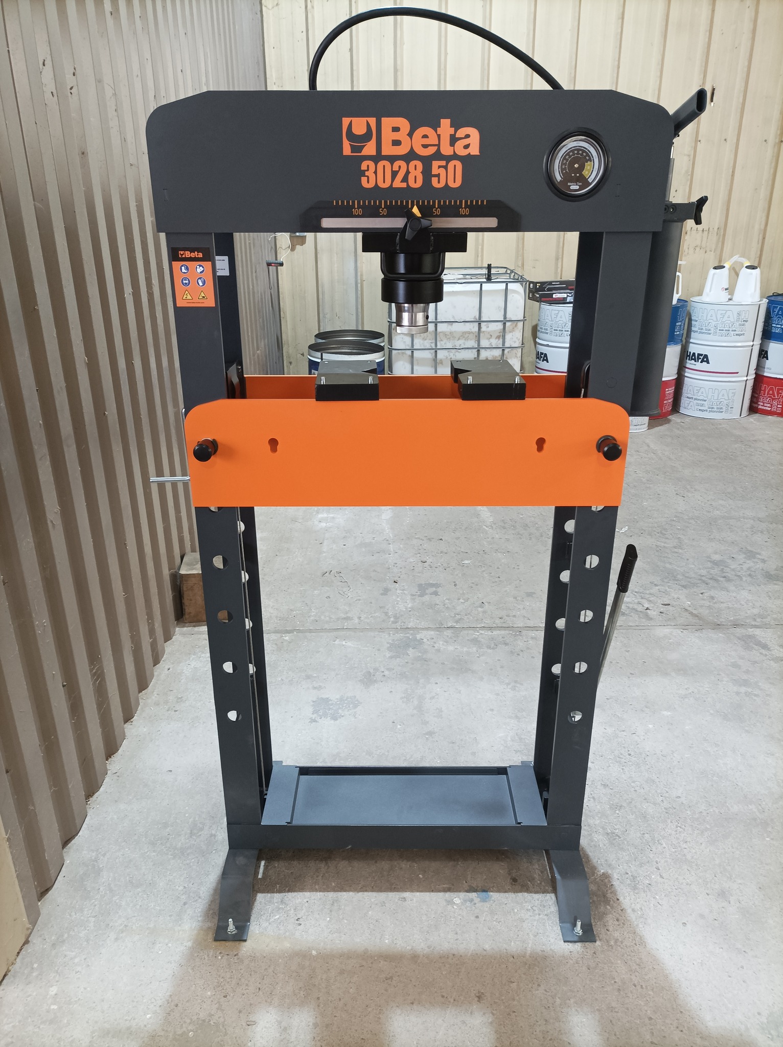 Presse hydraulique Beta 3028 50 en atelier chez md-services-mecanique-hydraulique-aveyron en Aveyron