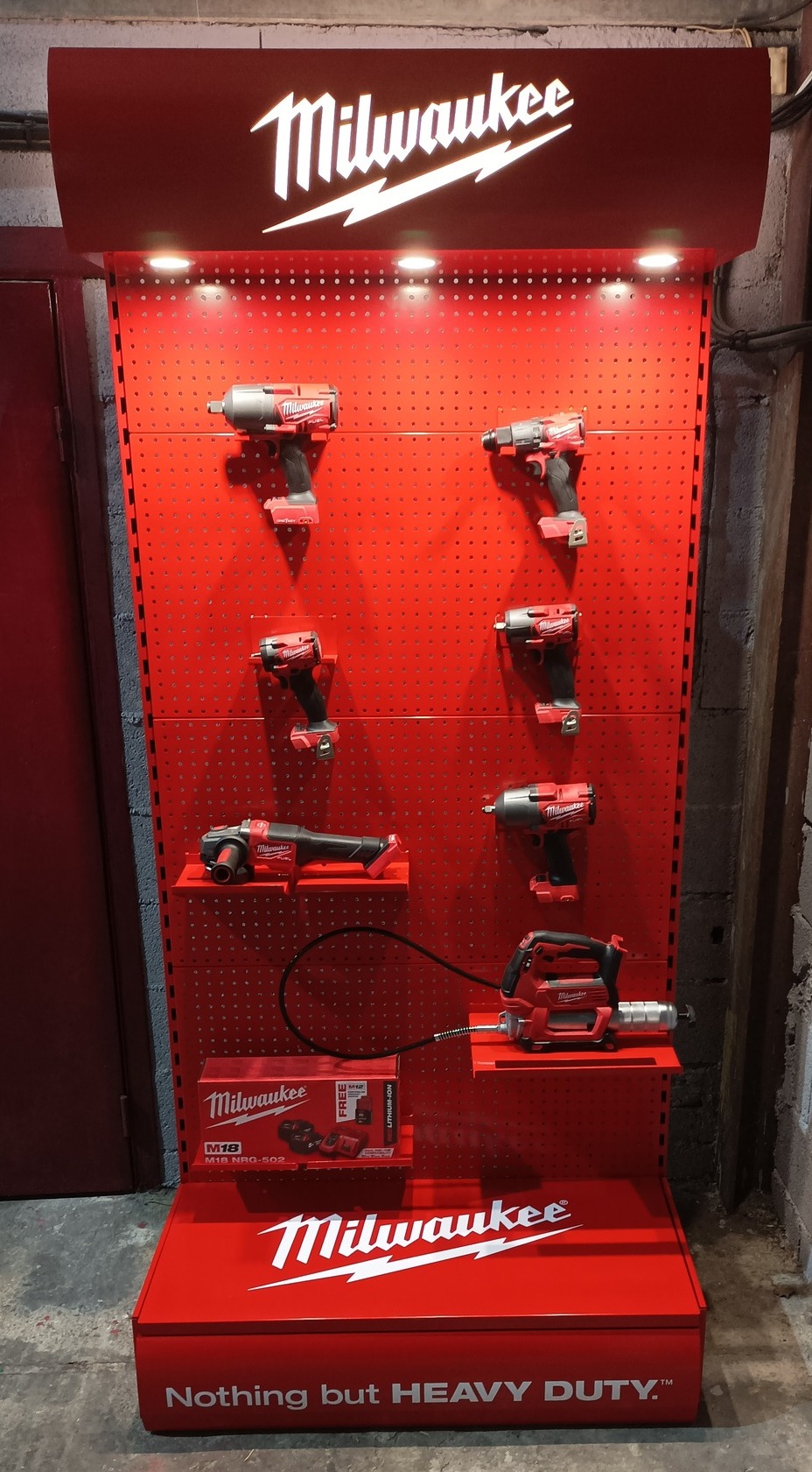 Présentoir outils Milwaukee chez md-services-mecanique-hydraulique-aveyron, matériel électroportatif pro en Aveyron