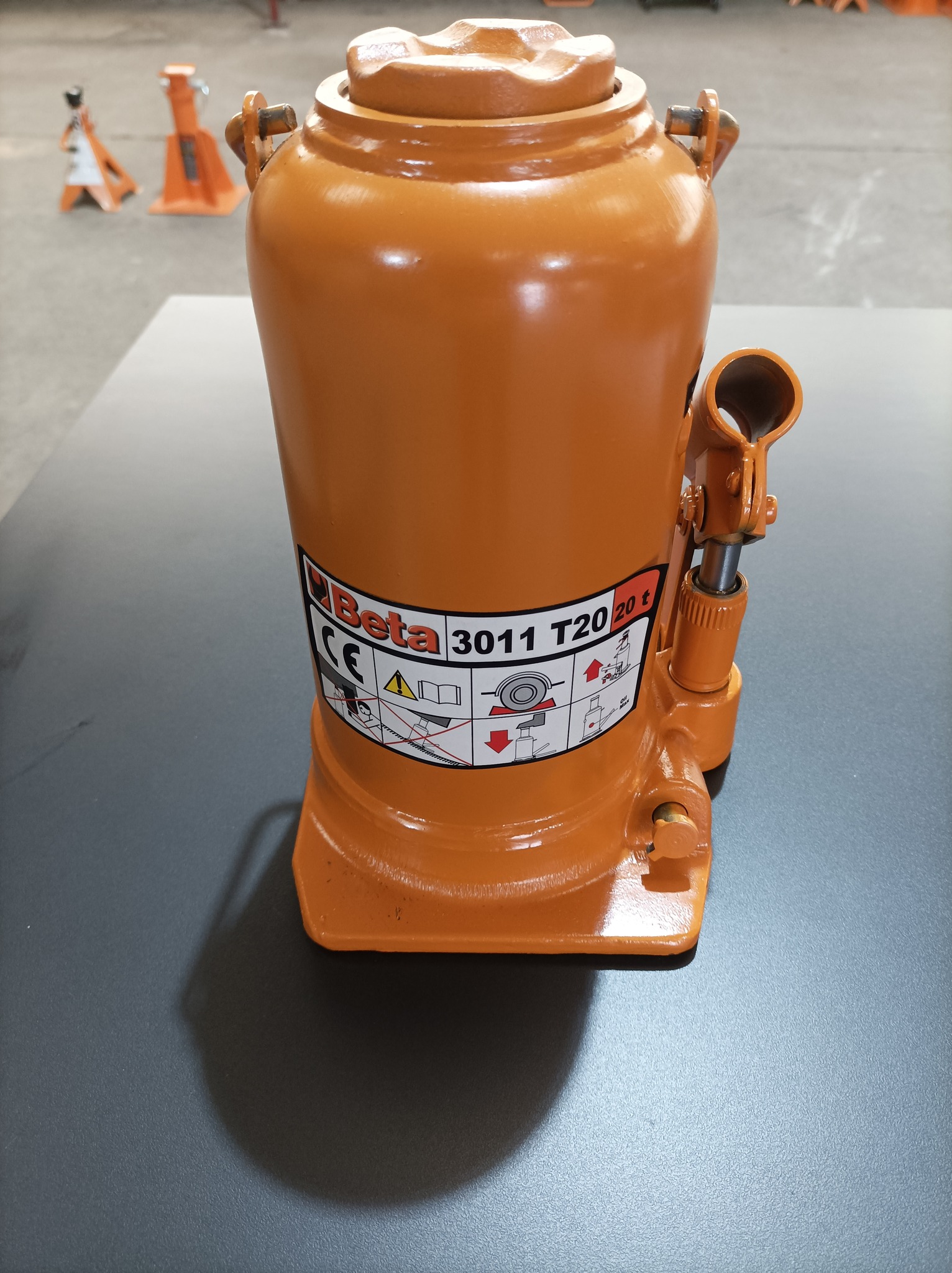 Vérin hydraulique Beta 3011 T20 20T en atelier chez md-services-mecanique-hydraulique-aveyron en Aveyron