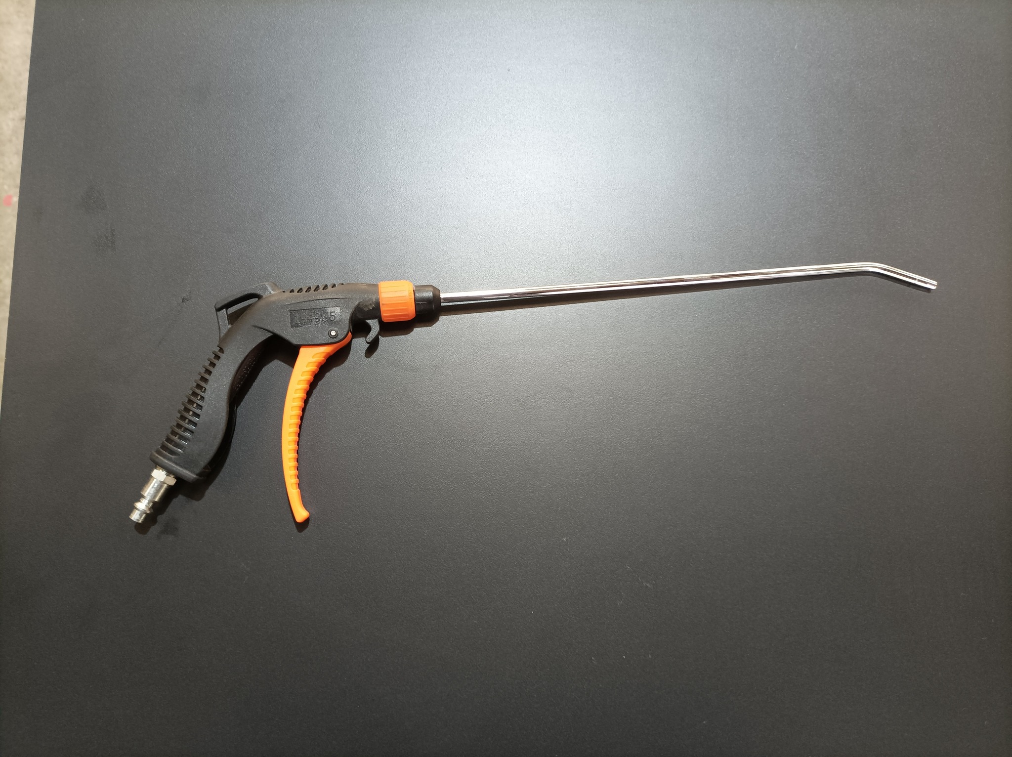 Pistolet de soufflage professionnel md-services-mecanique-hydraulique-aveyron sur fond noir en Aveyron