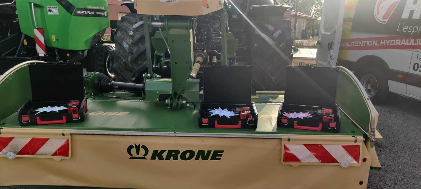 Faucheuse KRONE et tracteur Deutz-Fahr avec mallettes outils md-services-mecanique-hydraulique-aveyron en démonstration Aveyron
