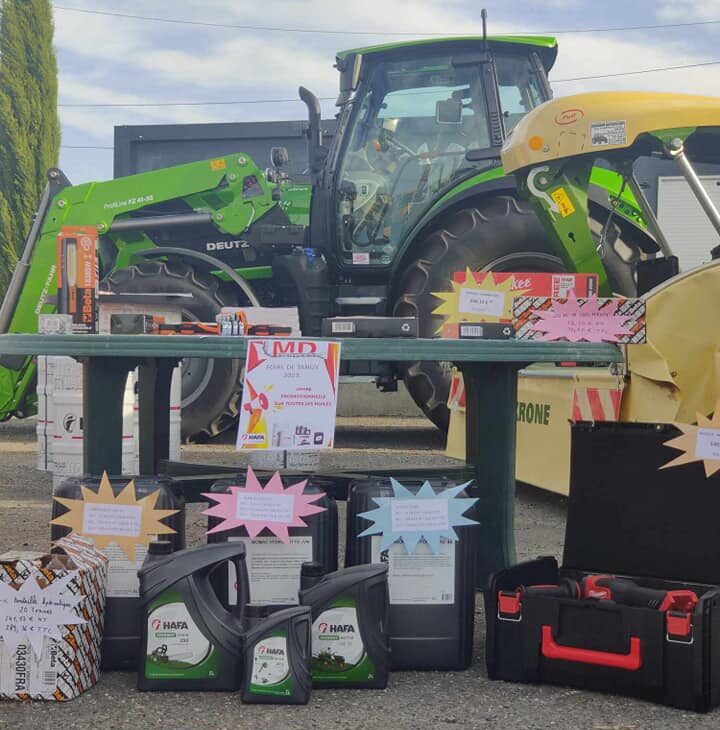 Stand md-services-mecanique-hydraulique-aveyron avec tracteur DEUTZ et huiles HAFA lors d’un événement agricole en Aveyron