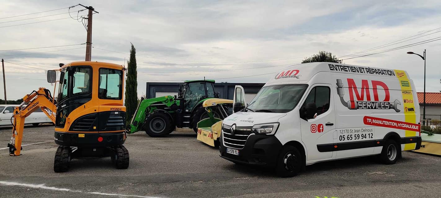 Engins agricoles et utilitaires devant le garage md-services-mecanique-hydraulique-aveyron, entretien hydraulique en Aveyron