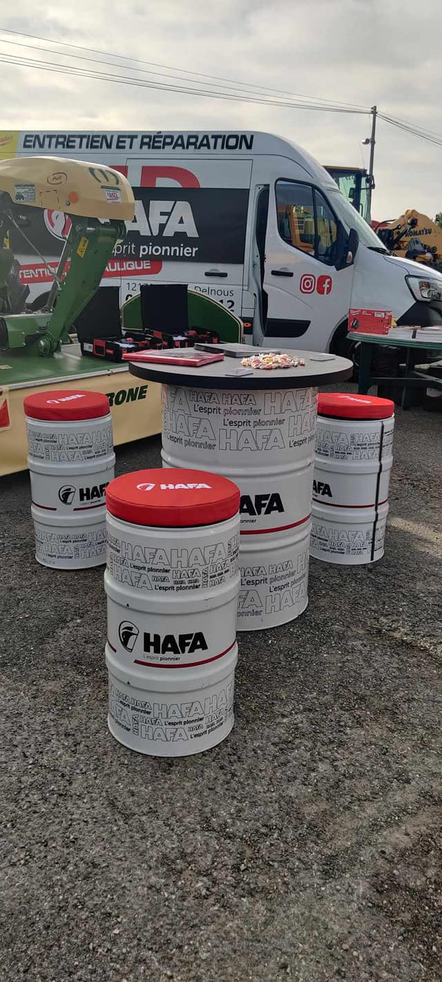 Stand HAFA de md-services-mecanique-hydraulique-aveyron avec table tonneaux et utilitaire de maintenance en Aveyron