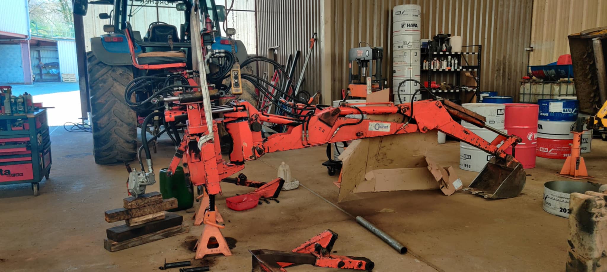 Atelier md-services-mecanique-hydraulique-aveyron, réparation bras de pelle rétro Cochet sur tracteur agricole en Aveyron
