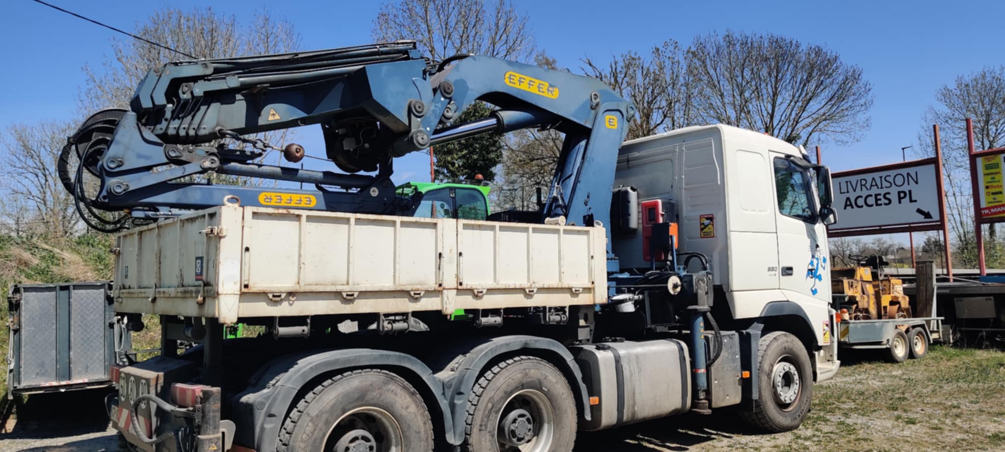 Camion grue EFFER pour levage et livraison PL chez md-services-mecanique-hydraulique-aveyron en Aveyron