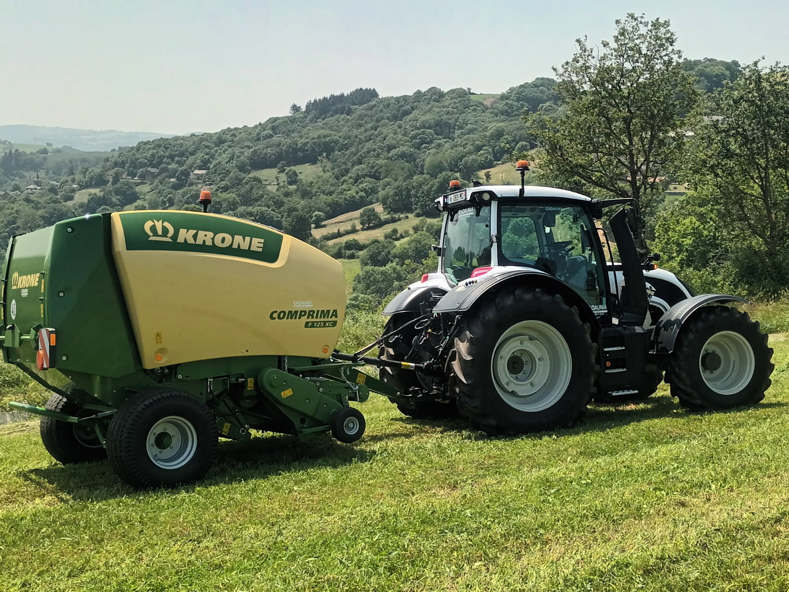 Tracteur avec presse Krone Comprima F 125 XC au travail, md-services-mecanique-hydraulique-aveyron en Aveyron