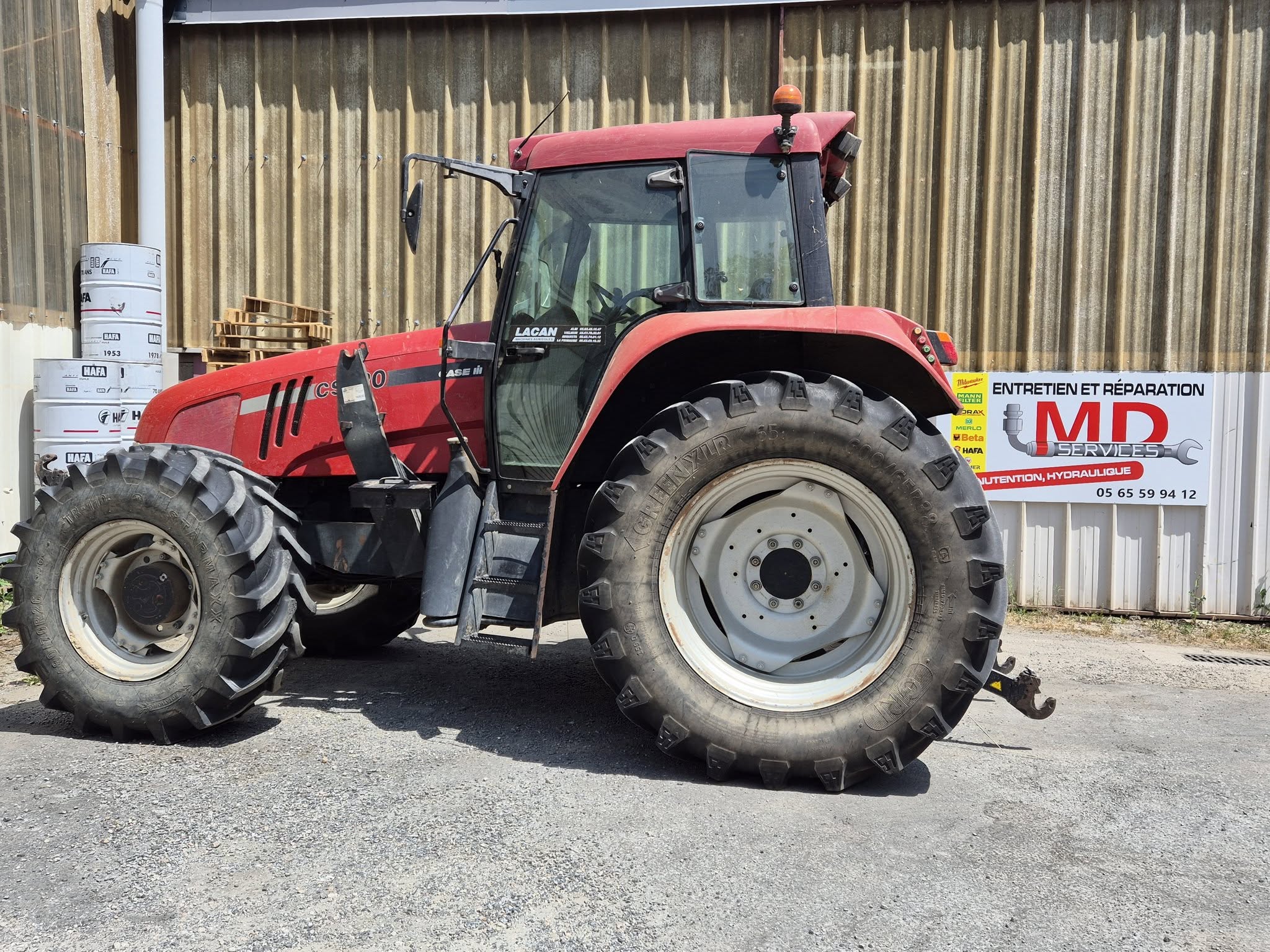 Tracteur Case IH CS 150 devant l’atelier md-services-mecanique-hydraulique-aveyron, spécialiste agricole en Aveyron