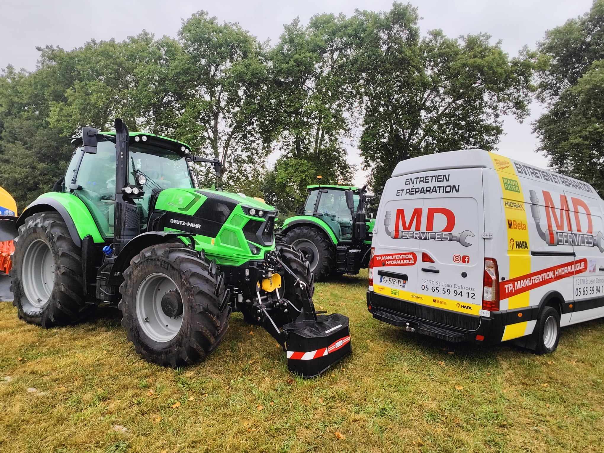 Tracteur Deutz-Fahr devant camionnette md-services-mecanique-hydraulique-aveyron, entretien agricole en Aveyron