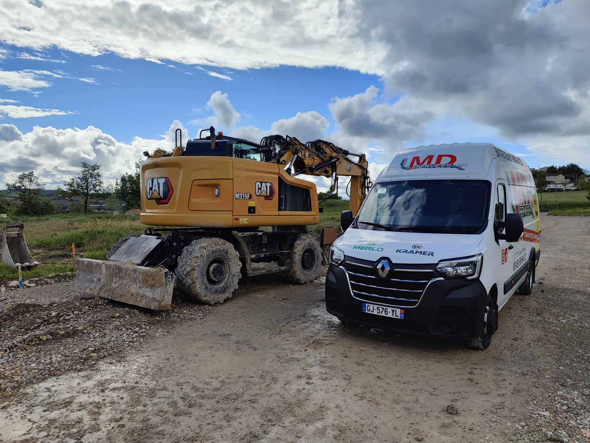 Intervention chantier md-services-mecanique-hydraulique-aveyron avec pelle CAT et fourgon Renault Master en Aveyron