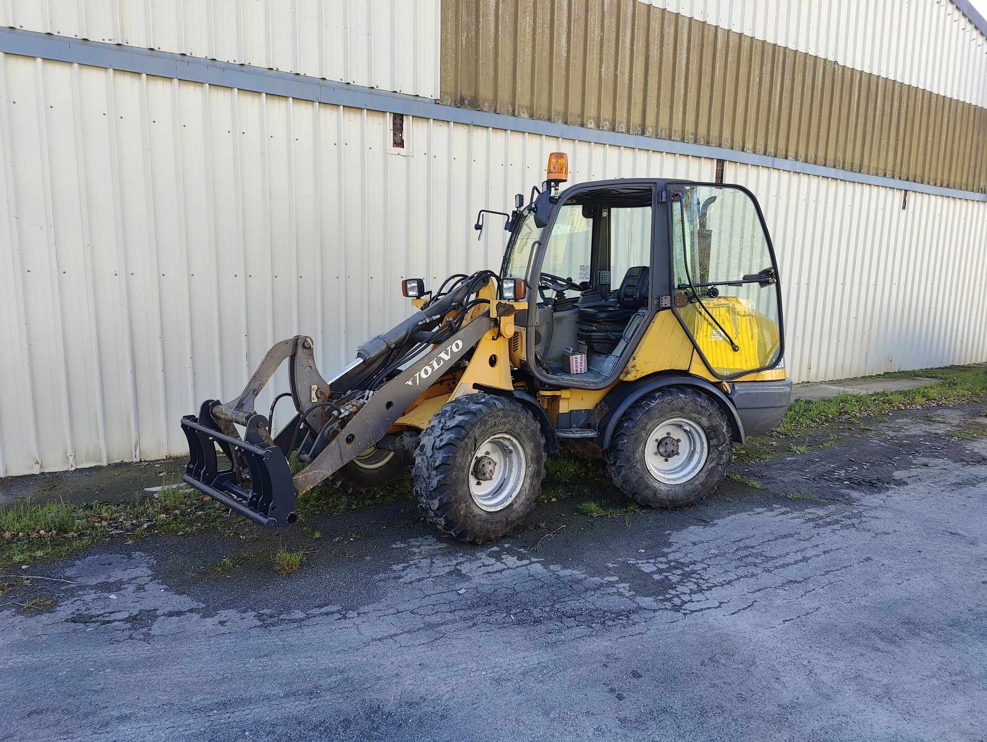 Chargeuse Volvo en maintenance industrielle chez md-services-mecanique-hydraulique-aveyron en Aveyron