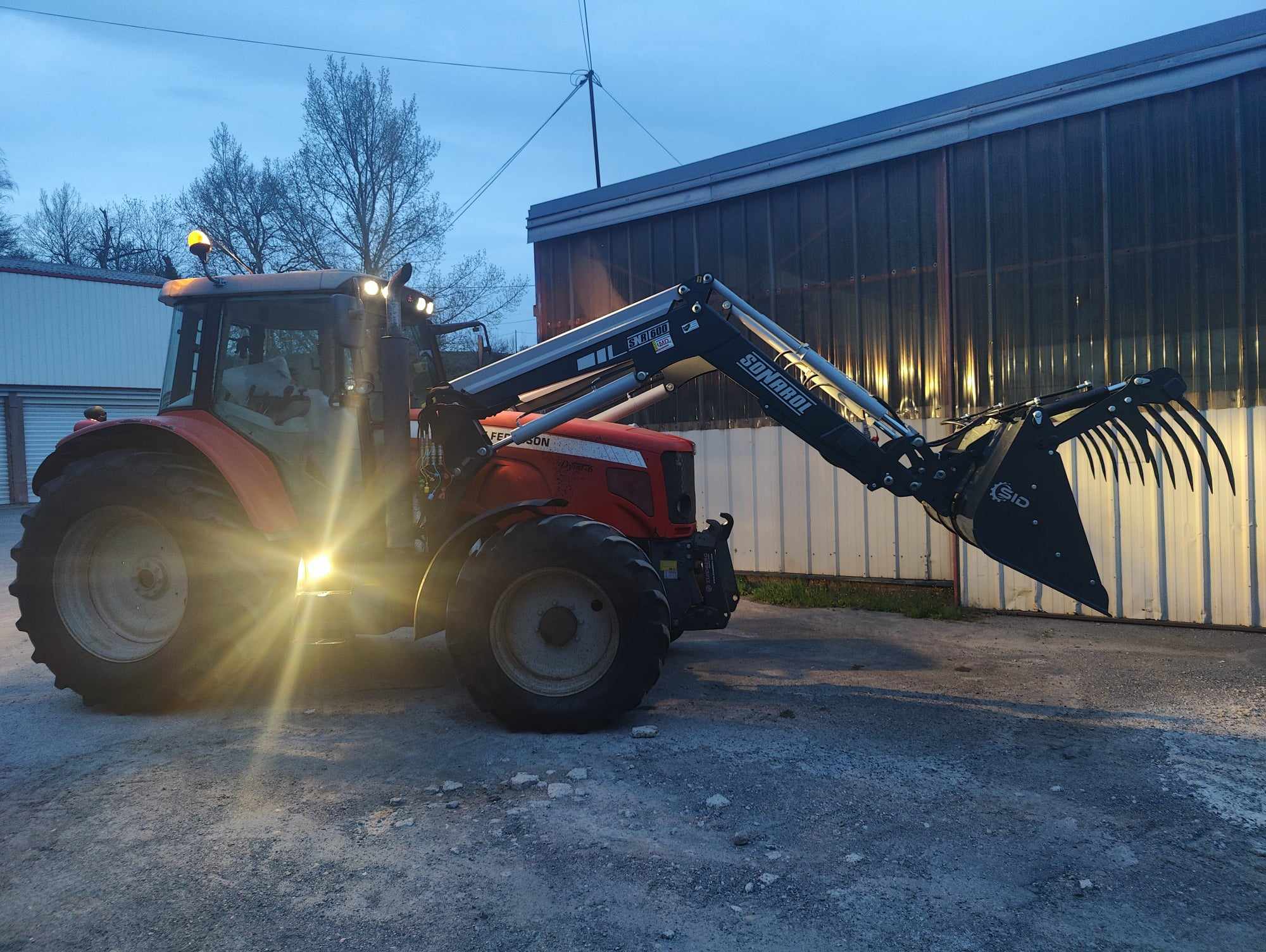 Tracteur avec grappin SONAROL chez md-services-mecanique-hydraulique-aveyron, intervention agricole en Aveyron