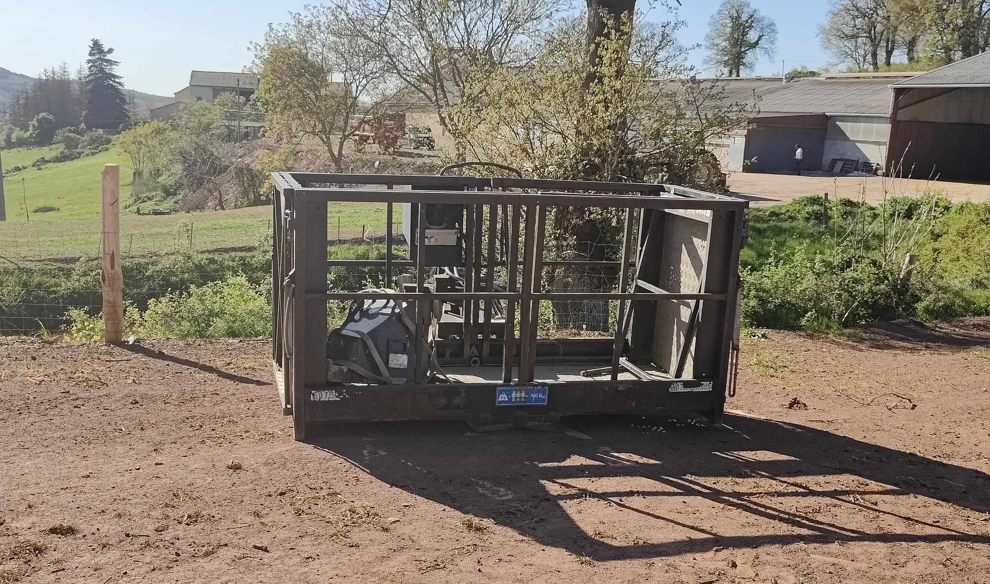 Cage de contention bovins robuste en plein champ chez md-services-mecanique-hydraulique-aveyron en Aveyron