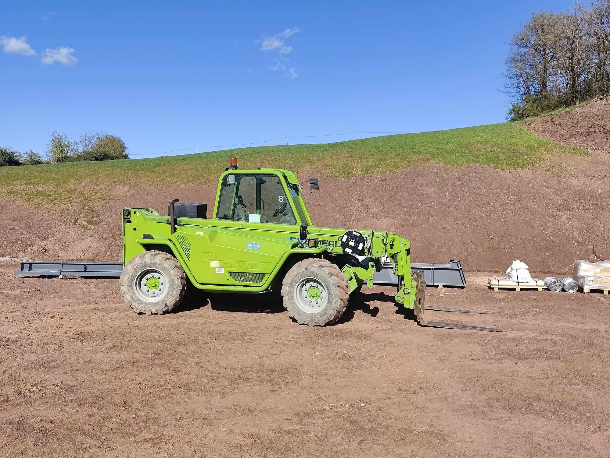 Chariot télescopique Merlo sur chantier terre battue chez md-services-mecanique-hydraulique-aveyron en Aveyron