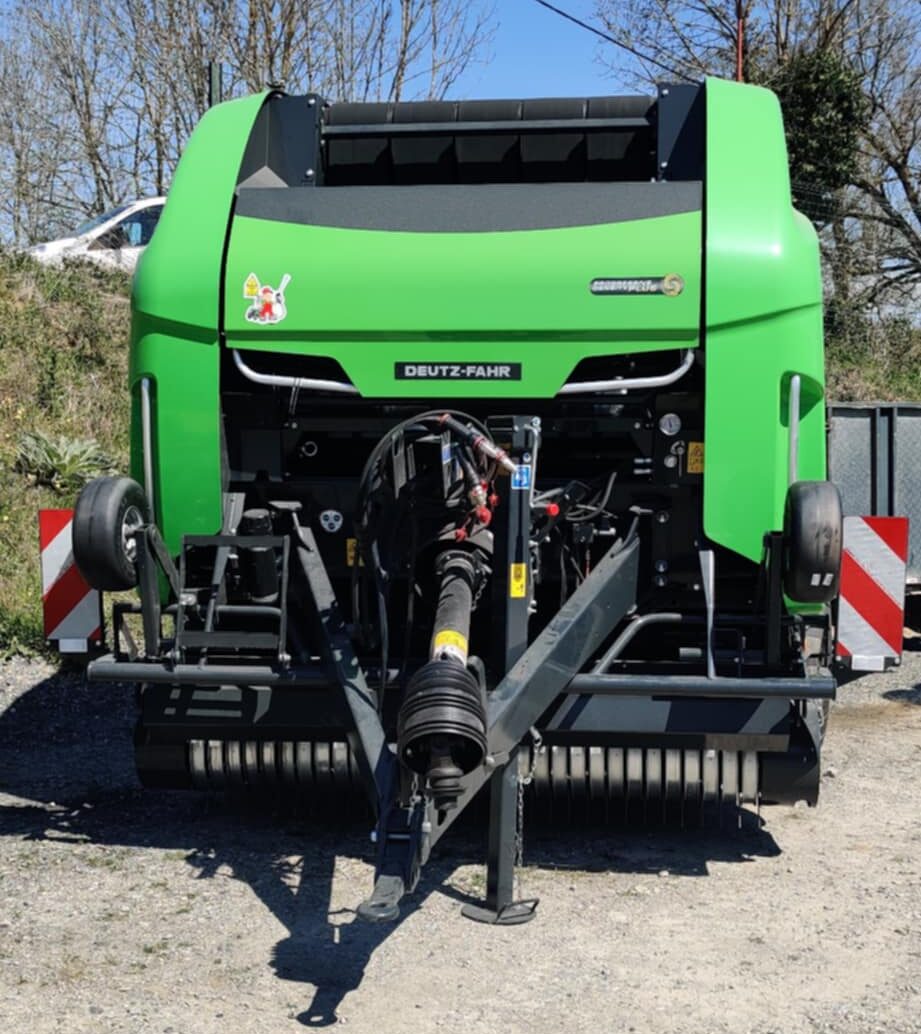 Presse à balles rondes Deutz-Fahr révisée par md-services-mecanique-hydraulique-aveyron sur site agricole en Aveyron