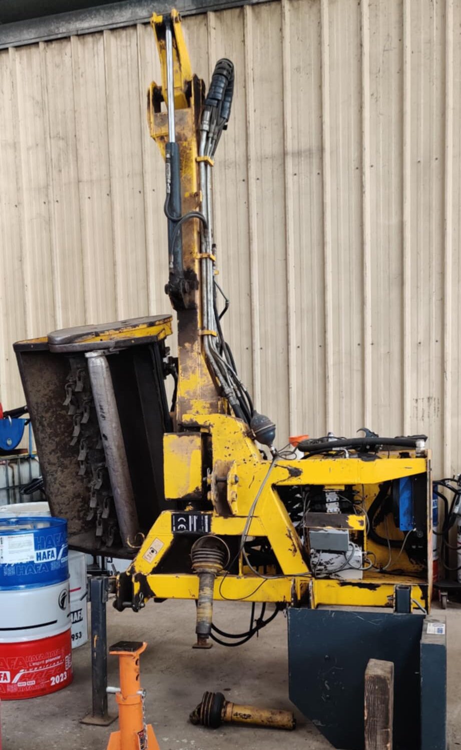 Broyeur hydraulique en atelier chez md-services-mecanique-hydraulique-aveyron, maintenance agricole en Aveyron